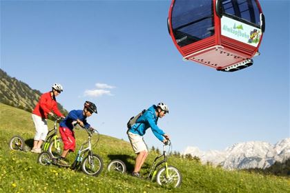 V tyrolských Alpách si můžete půjčit koloběžky Yedoo a kochat se úchvatnými výhledy při dlouhých sjezdech.